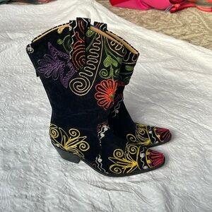 Velvet Road embroidered Black velvety boots size 35